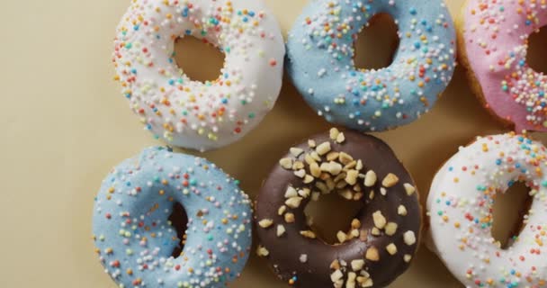 Video Van Donuts Met Glazuur Witte Achtergrond Kleurrijke Fun Food — Stockvideo