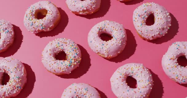Video Van Donuts Met Glazuur Roze Achtergrond Kleurrijke Fun Food — Stockvideo