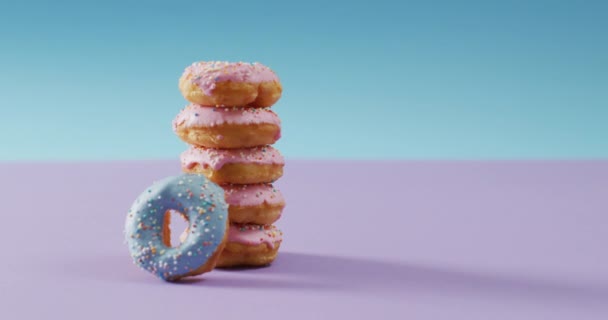 Vídeo Donuts Com Cobertura Sobre Fundo Rosa Azul Colorido Divertido — Vídeo de Stock