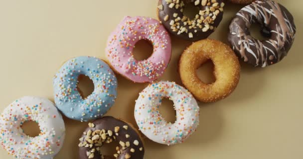 Vídeo Donuts Com Cobertura Sobre Fundo Branco Colorido Divertido Alimento — Vídeo de Stock