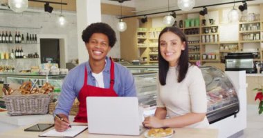 Kafeteryadaki mutlu kadın ve erkek garsonun videosu. Kahve ve fil dükkanı, küçük bağımsız işler yürütüyor..