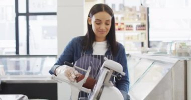 Et doğrama makinesi kullanan mutlu çift ırklı garsonun animasyonu. Kahve ve fil dükkanı, küçük bağımsız işler yürütüyor..