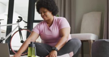 Spor kıyafetleriyle spor yapmaya hazırlanan Afro-Amerikan bir kadının orta bölümünün videosu. aktif sağlıklı yaşam tarzı, evde egzersiz.