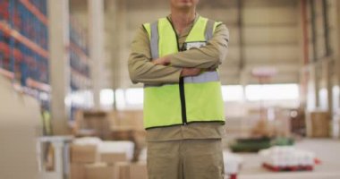 Depoda güvenlik kıyafeti giyen Asyalı erkek işçinin portresi. küresel iş, nakliyat ve teslimat.