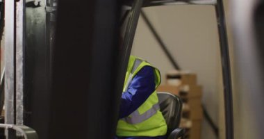 Depoda güvenlik kıyafeti giyen Asyalı erkek işçinin portresi. küresel iş, nakliyat ve teslimat.