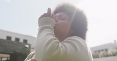 Açık havada astım spreyi kullanan Afro-Amerikan bir kadının videosu. sağlık ve astma farkındalık kavramı.