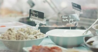 Tezgahta çeşitli yiyeceklerin videosu var. Kahve ve fil dükkanı, küçük bağımsız işler yürütüyor..