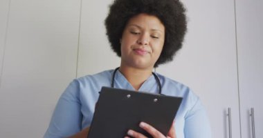 Mutlu ve boyut olarak Afro-Amerikan kadın doktorların tablet kullandığı bir video. Sağlık, tıp ve doktorluk mesleği.