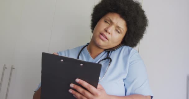 Vidéo Médecin Afro Américain Focalisé Taille Utilisant Smartphone Une Tablette — Video