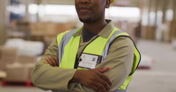 Retrato Trabalhador Afro Americano Vestindo Terno Segurança Sorrindo Armazém Negócios — Vídeo de Stock
