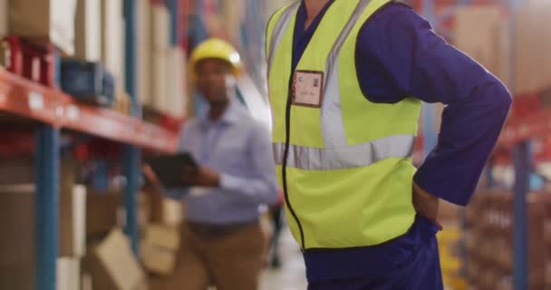 Διαφορετικοί Άντρες Εργάτες Που Φοράνε Κράνος Και Αγγίζονται Πίσω Στην — Αρχείο Βίντεο