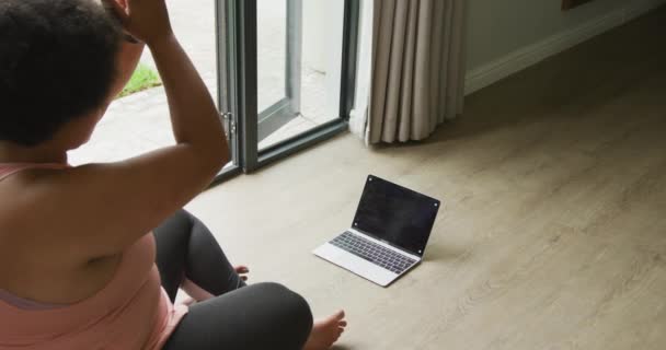 Video Von Size Afrikanisch Amerikanische Frau Praktiziert Yoga Mit Laptop — Stockvideo