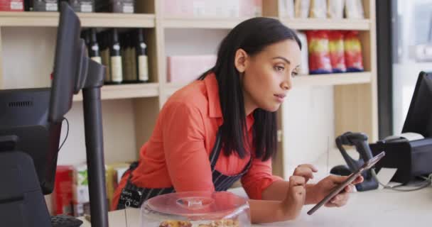 Vídeo Garçonete Biracial Pensativo Avental Usando Tablet Café Café Loja — Vídeo de Stock