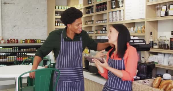 Видео Счастливых Разнообразных Женщин Мужчин Официантов Фартуках Кофейне Кафе Бистро — стоковое видео