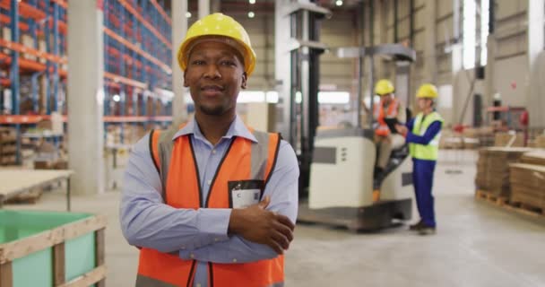 Portrét Afrického Amerického Pracovníka Ochranném Obleku Úsměvem Skladu Globální Obchod — Stock video