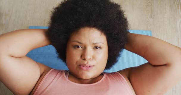 Vídeo Uma Mulher Afro Americana Que Exercita Casa Estilo Vida — Vídeo de Stock