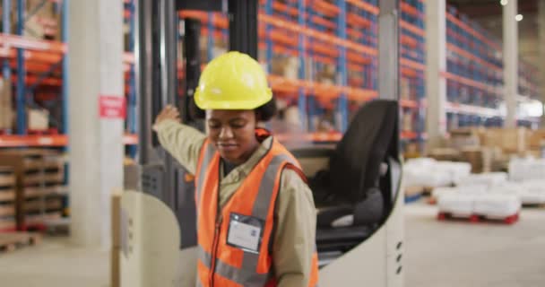 Retrato Trabalhadora Afro Americana Vestindo Terno Segurança Sorrindo Armazém Negócios — Vídeo de Stock