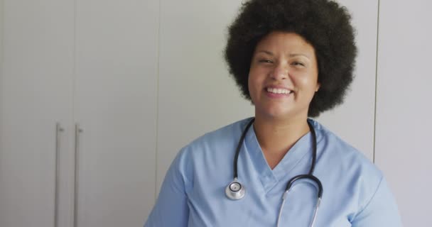 Vidéo Femme Africaine Américaine Heureuse Taille Médecin Regardant Caméra Santé — Video