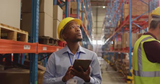 Африканский Американский Работник Шлемом Использующий Планшет Складе Глобальный Бизнес Доставка — стоковое видео