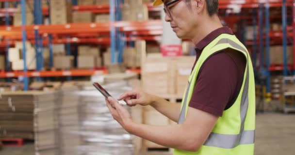 Trabajador Asiático Con Traje Seguridad Teléfono Inteligente Almacén Negocios Globales — Vídeo de stock