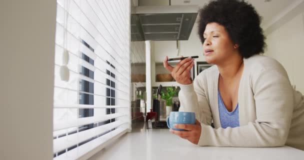 Video Šťastné Velikost Africké Americké Ženy Pití Kávy Pomocí Smartphonu — Stock video