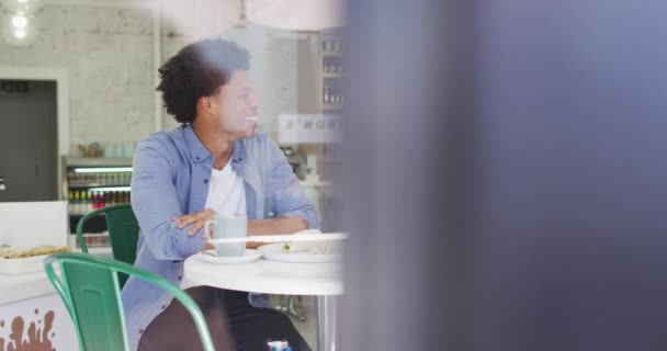 Video Happy Diverse Woman Man Drinking Talking Coffee Shop Coffee — 비디오