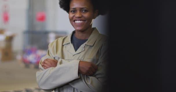 Πορτρέτο Της Αφροαμερικανής Εργαζόμενης Που Κοιτάζει Την Κάμερα Και Χαμογελάει — Αρχείο Βίντεο
