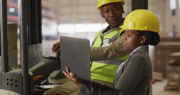 Африканские Американские Рабочие Мужчины Женщины Носят Защитные Костюмы Используют Ноутбук — стоковое видео