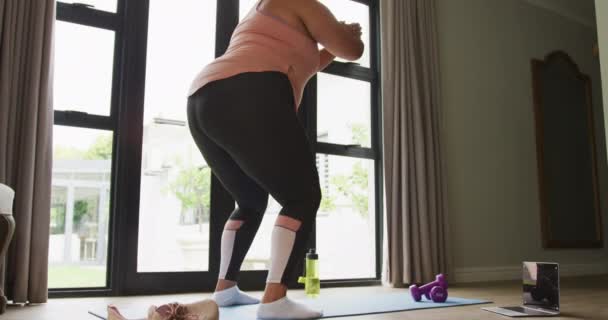 非洲裔美国妇女在家锻炼 蹲着的视频 积极健康的生活方式 在家锻炼 — 图库视频影像