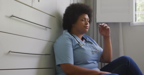 Vidéo Femme Afro Américaine Fatiguée Taille Supérieure Reposant Dans Une — Video