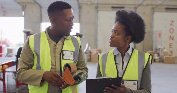 Trabalhadoras Afro Americanas Trabalhadoras Com Prancheta Conversando Armazém Negócios Globais — Vídeo de Stock