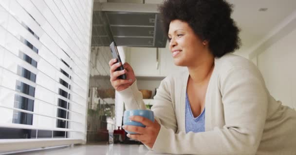 Video Šťastné Velikost Africké Americké Ženy Pití Kávy Pomocí Smartphonu — Stock video