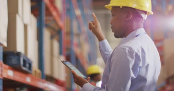 Afričtí Američtí Dělníci Helmou Používající Smartphone Skladu Globální Obchod Přeprava — Stock video