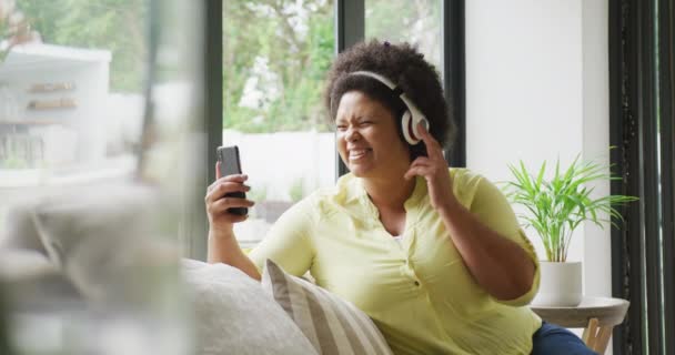 Video Happy Size African American Woman Headphones Sofa Having Video — Video