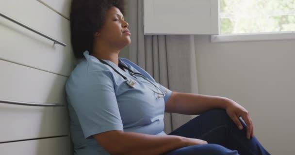 Vídeo Cansaço Tamanho Afro Americano Médico Feminino Descansando Sala Social — Vídeo de Stock