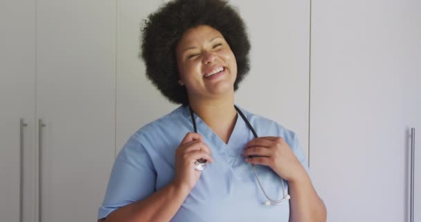 Video Feliz Más Tamaño Afroamericano Médico Femenino Mirando Cámara Salud — Vídeos de Stock