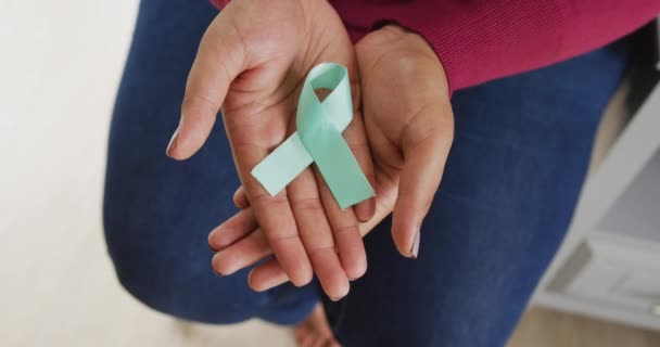 非洲裔美国女人手握蓝带的视频 健康和癌症意识 — 图库视频影像