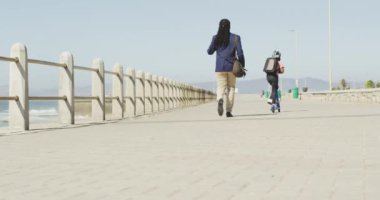 Afrika kökenli Amerikalı baba ve oğlunun motosikletle deniz aşırı zaman geçirdiği video. Aile, birliktelik, birlikte dışarıda kaliteli zaman geçirmek..