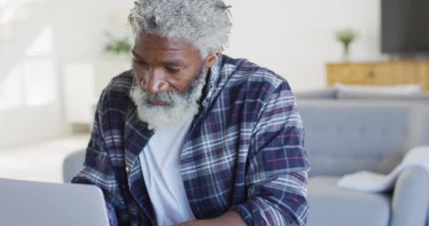 Hombre Mayor Afroamericano Sentado Junto Una Mesa Usando Computadora Portátil — Vídeos de Stock