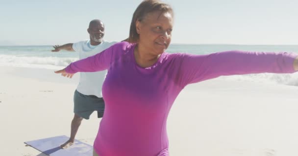 Äldre Afrikanskt Amerikanskt Par Ler Och Utövar Yoga Mattor Soliga — Stockvideo