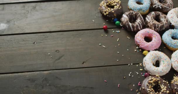 Wideo Pączkami Lukrem Drewnianym Tle Kolorowe Jedzenie Zabawy Słodycze Przekąski — Wideo stockowe
