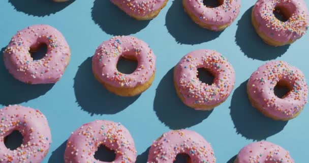 Vídeo Donuts Com Cobertura Fundo Azul Colorido Divertido Alimento Doces — Vídeo de Stock