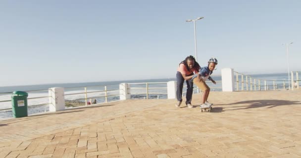 Vidéo Heureux Père Afro Américain Apprenant Skater Sur Promenade Famille — Video