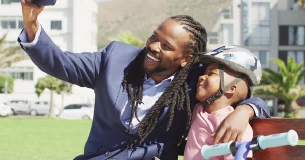 Kasklı Mutlu Afrikalı Amerikalı Baba Oğlunun Dışarıda Selfie Çekerken Videosu — Stok video
