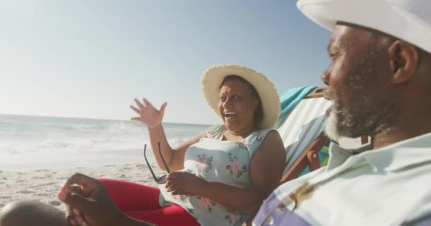 Lachend Senior Afrikaans Amerikaans Koppel Liggend Ligbedden Zonnig Strand Gezonde — Stockvideo