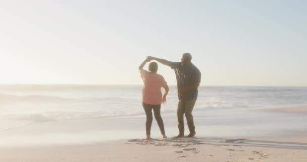 Sorrindo Casal Americano Africano Sênior Mãos Dadas Dançando Praia Ensolarada — Vídeo de Stock