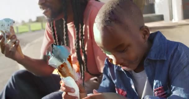 Wideo Szczęśliwego Afrykańskiego Ojca Syna Jedzących Lody Słoneczny Dzień Rodzina — Wideo stockowe