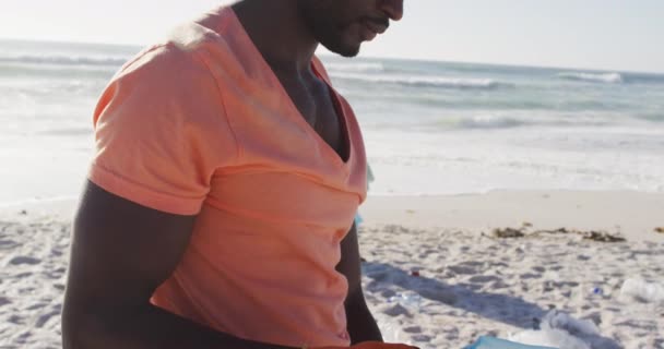 Portrait African American Couple Segregating Waste Gloves Sunny Beach Healthy — Vídeo de Stock