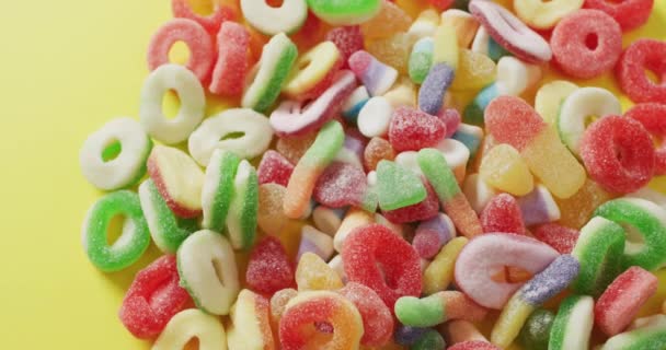 Video Van Kleurrijke Gelei Snoepjes Kleurrijke Gerechten Snoepjes Snacks Zoetigheden — Stockvideo