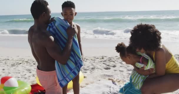 Улыбающиеся Африканские Американские Родители Убирают Полотенца Своих Детей Солнечном Пляже — стоковое видео